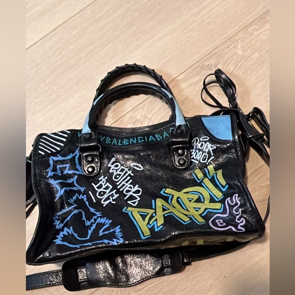 Thrifted graffiti City bag , unsure? - Picture 8 of 8